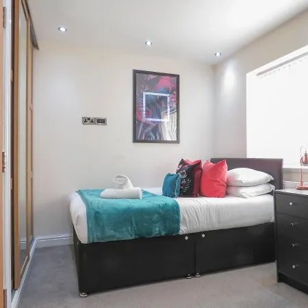Tudors Esuites Four Bedroom House Birmingham Exterior photo