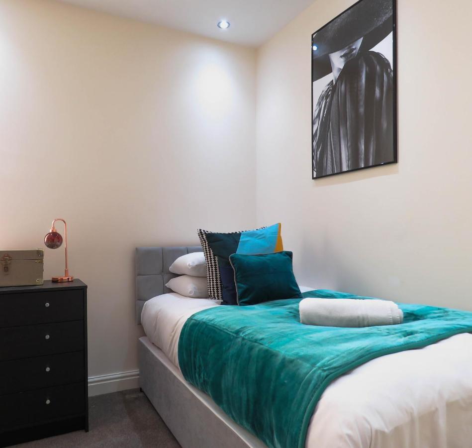 Tudors Esuites Four Bedroom House * Birmingham