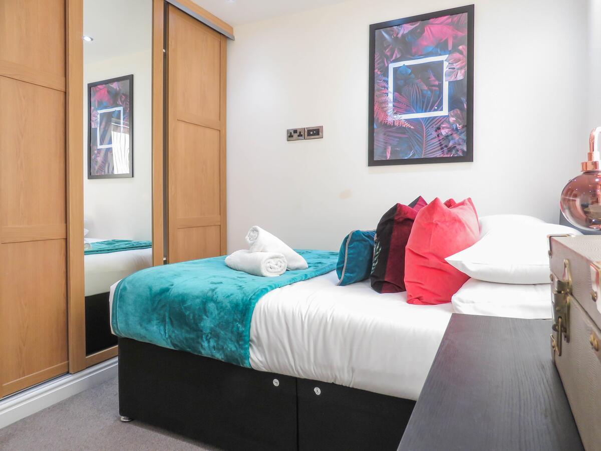 Tudors Esuites Four Bedroom House Holiday home Birmingham