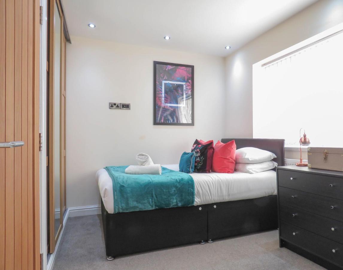 Tudors Esuites Four Bedroom House Holiday home Birmingham