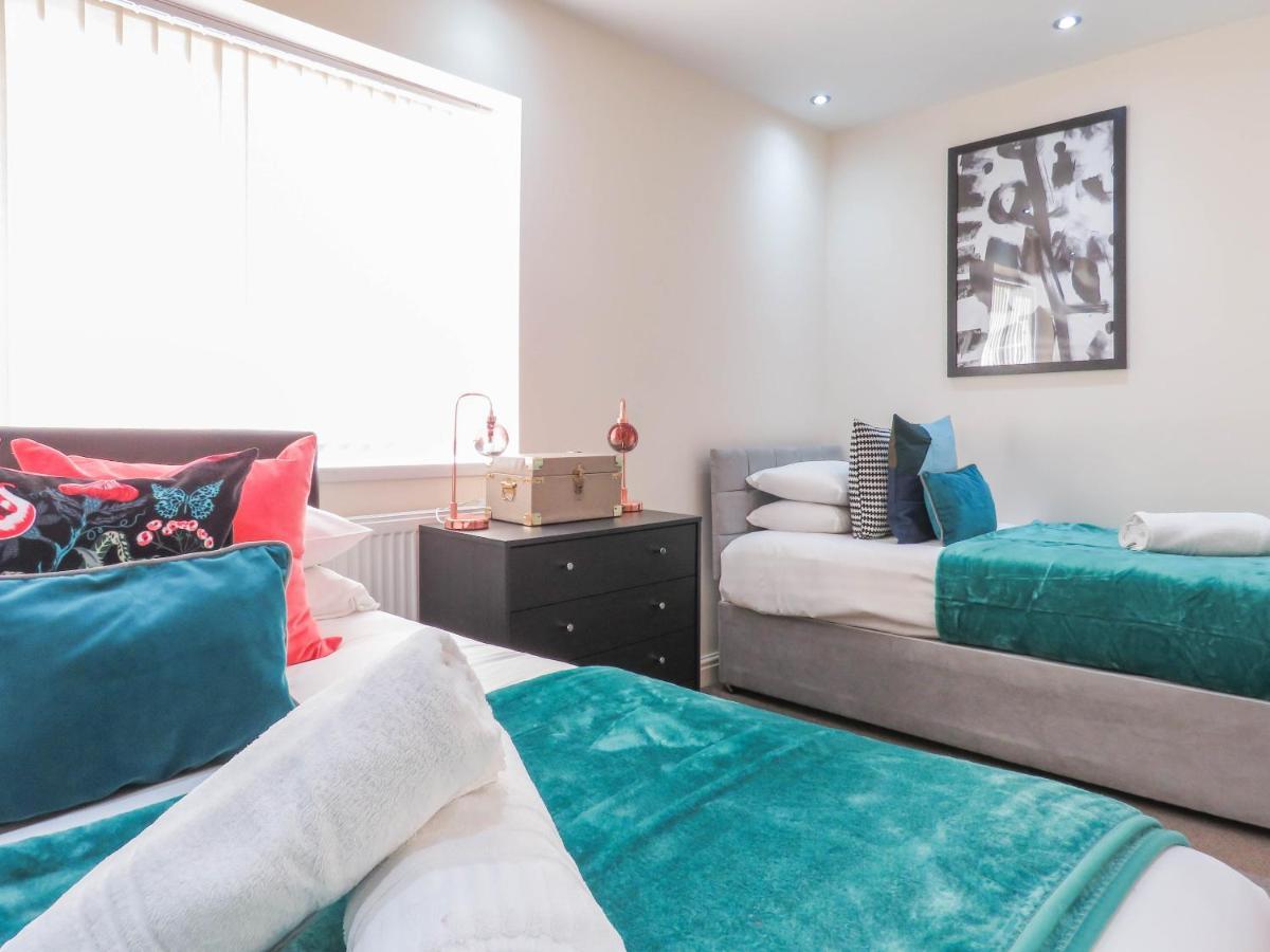Tudors Esuites Four Bedroom House Holiday home Birmingham