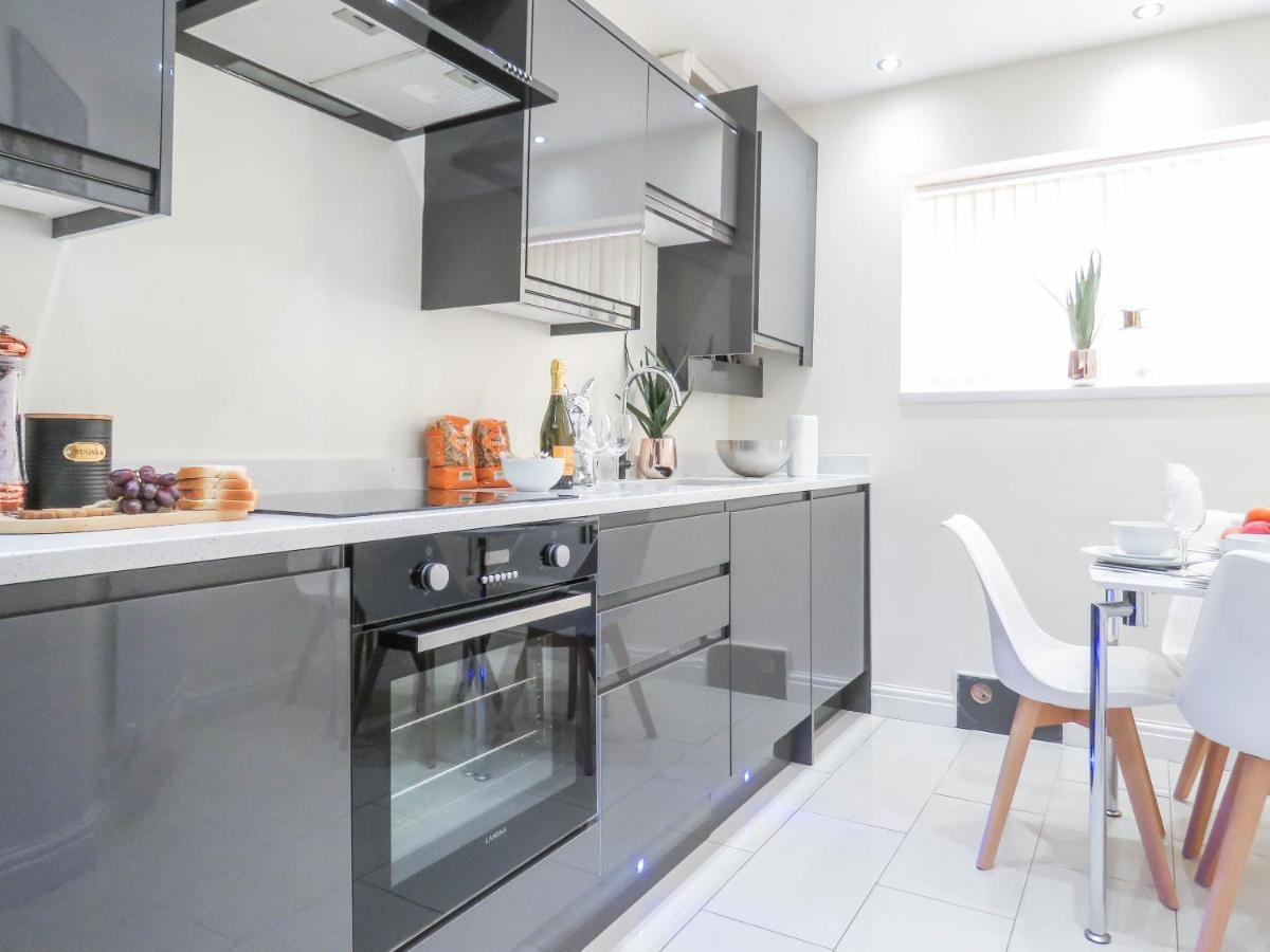 Tudors Esuites Four Bedroom House Holiday home Birmingham